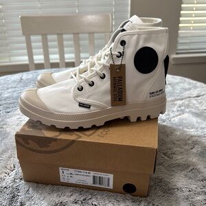 NWT Palladium Unisex Women’s 9.5 Men’s 8‎ Star White Pampa High Top Adult Boots